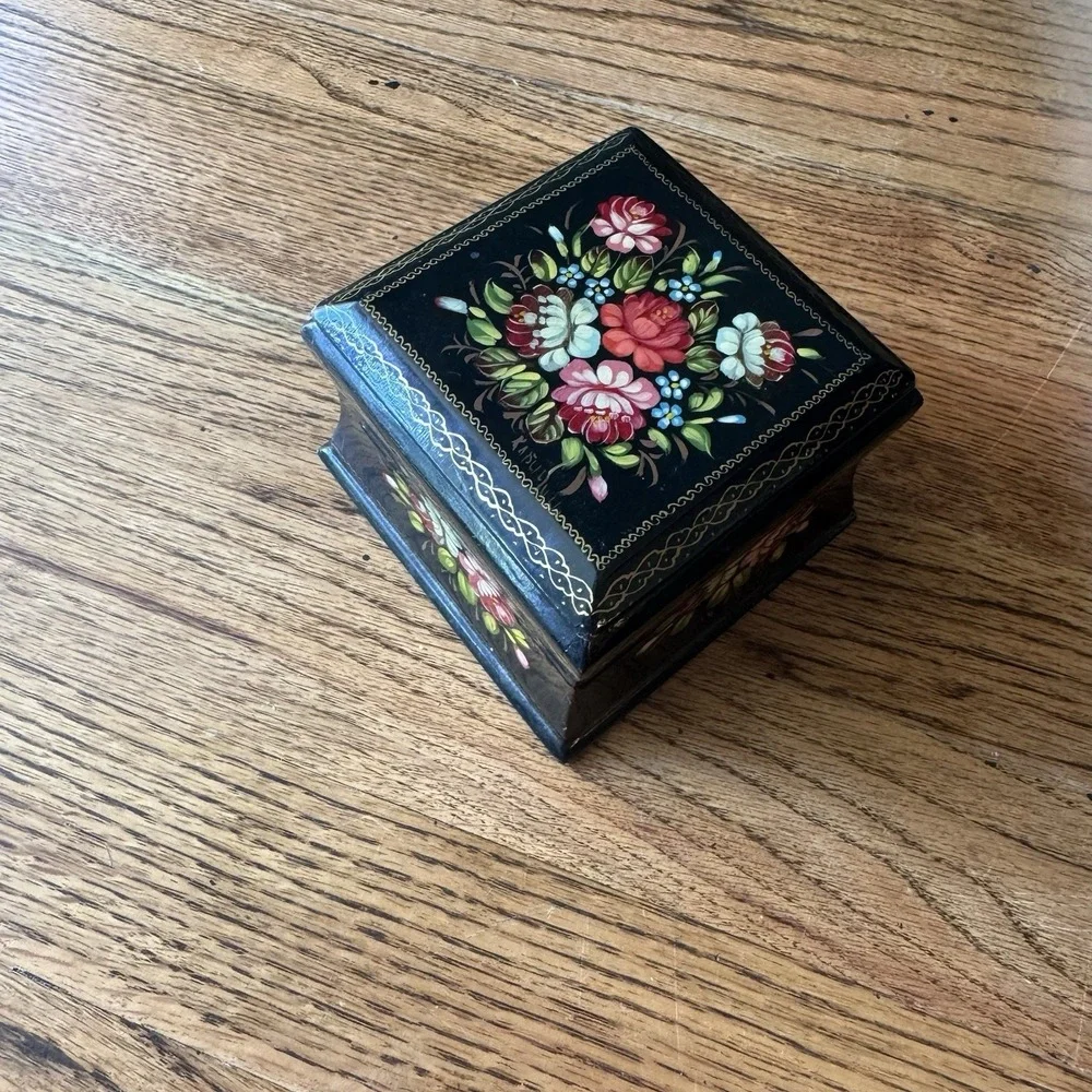 Vintage Russian Lacquer Box | Hand-painted Florals | Artist Signed | Fedoskino?